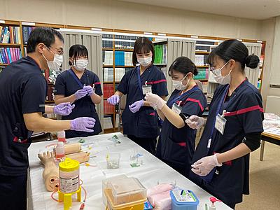 山口県立総合医療センター 新人研修でベテラン看護師が実演