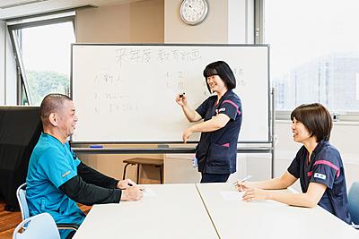 鶴巻温泉病院 〈チーム医療で専門性を発揮できる知識・技術・心の育成を目指して〉