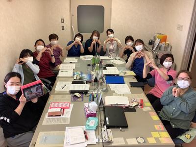 一般社団法人 北海道総合在宅ケア事業団 訪問看護ステーション 朝のミーティング前に和気あいあいとした集合写真！