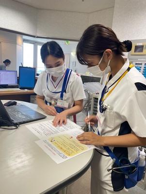 国立病院機構  長崎医療センター 先輩看護師への相談風景