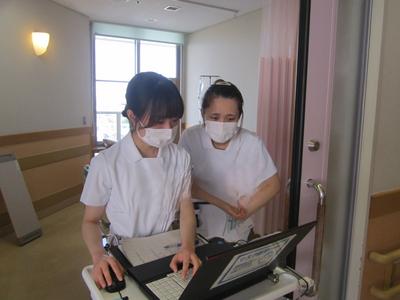 羽島市民病院 先輩と一緒に学んでいます