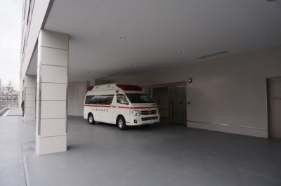 名古屋市立大学医学部附属東部医療センター 救急車４台受け入れ可能な救急玄関