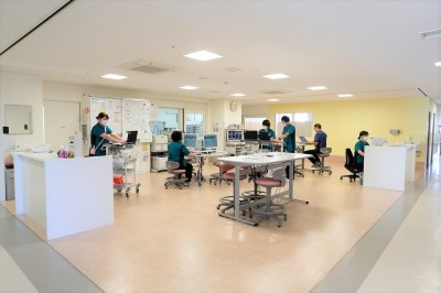 国家公務員共済組合連合会　横浜南共済病院 動線を考えて2015年に建てられた中央棟。働きやすいオープンスタッフステーションです。